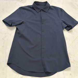 Lululemon men short sleeve button up shirt Airing easy size M navy blue
